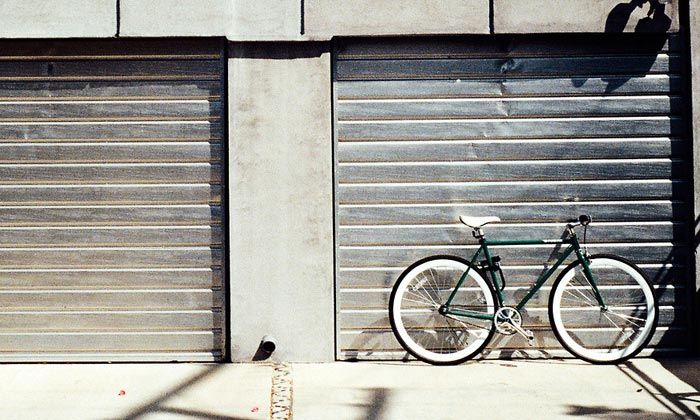 Puzzle vélo devant le garage