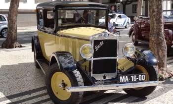 Puzzle 3761 - Voiture ancienne à Madère