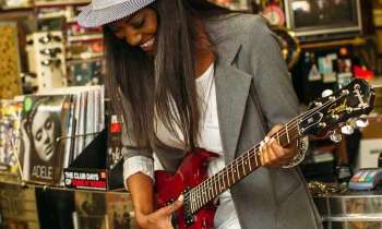 Puzzle 4529 - Une guitariste