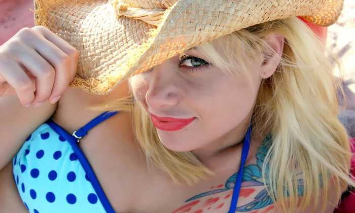 Puzzle Jeune femme au chapeau