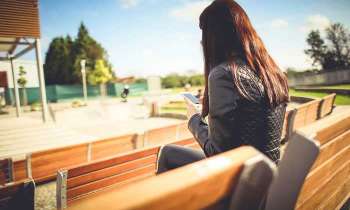 Puzzle 5018 - Assise sur un banc