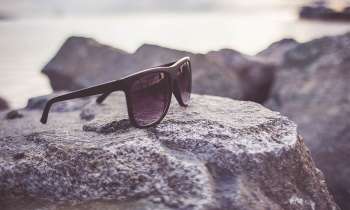 Puzzle 3911 - Lunettes de soleil sur rocher