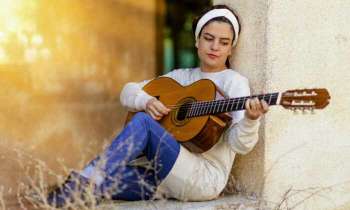 Puzzle 4391 - Femme et sa guitare