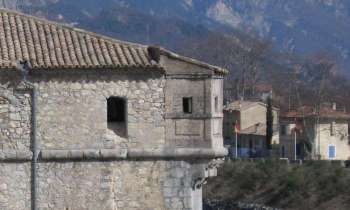 12938 | La citadelle - Meurtrière de la citadelle d'Entrevaux (Alpes de Hautes Provence )