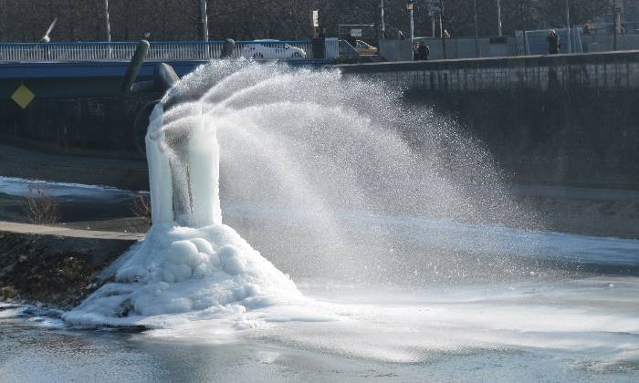 Puzzle Jet d'eau pris sous la glace
