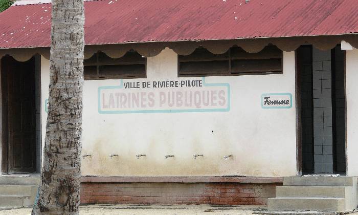 Puzzle latrines publiques