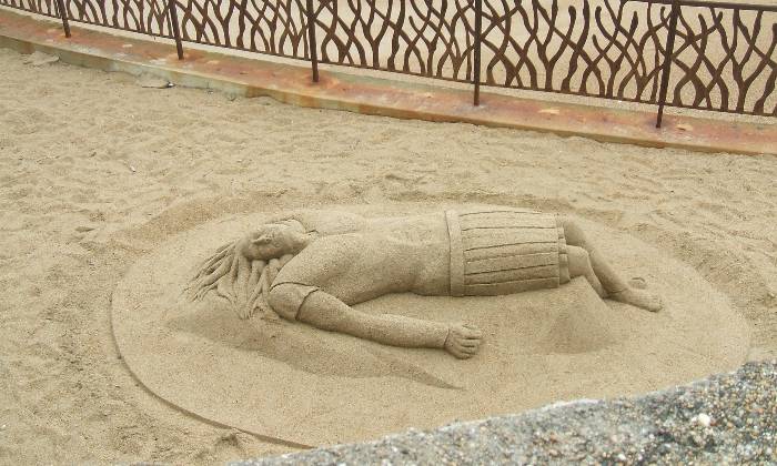 Puzzle sculpture sur sable