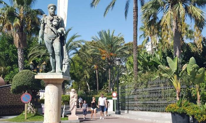 Puzzle statue sur place