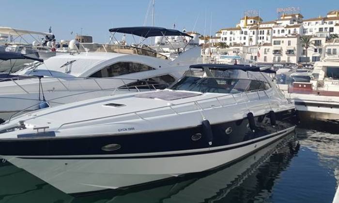 Puzzle yacht amarré au port