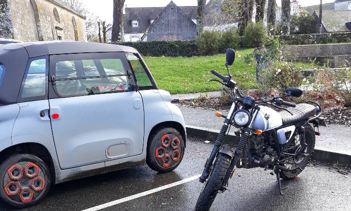 Puzzle petite moto et son "ami"