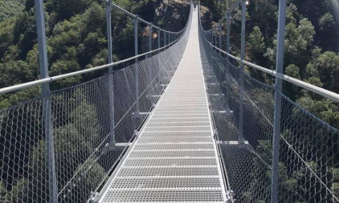 Puzzle passerelle métal suspendu