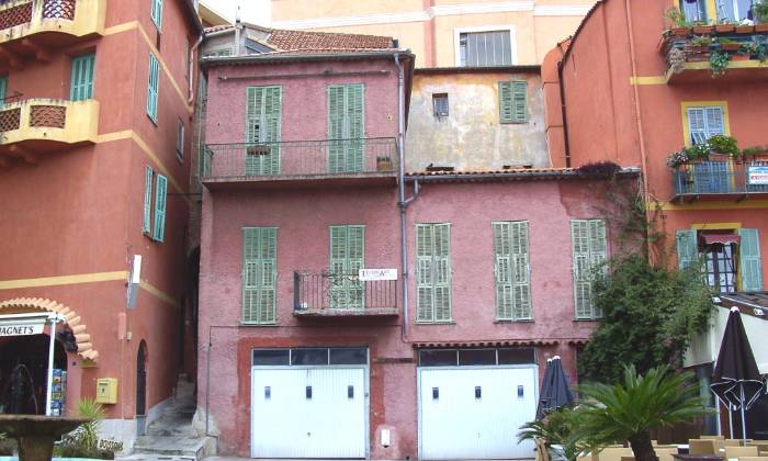 Puzzle façade lie-de-vin