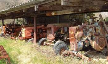 Puzzle 8261 - grange au vieux tracteurs