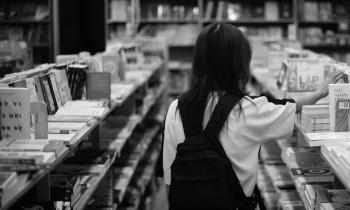 Puzzle 9253 - Fille dans une librairie
