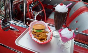 15092 | Plateau repas années 50 - comme dans les "drive in " des années 50, un plateau repas fixé à une chevy