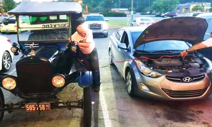 Puzzle vieille voiture aide la jeune - Véhicules & Motos - Absolu Puzzle