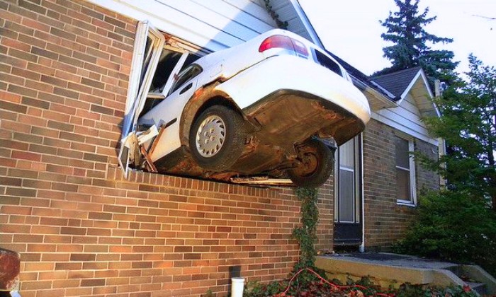 Puzzle il a raté l'entrée du garage - Véhicules & Motos - Absolu Puzzle