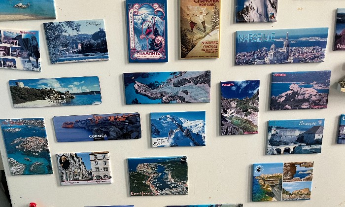 Puzzle magnets sur porte de frigo
