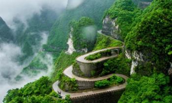 12501 | Route du Mont Tianmen - Serpentant autour du mont Tianmen, dans la province du Hunan, en Chine centrale, cette route en épingle à cheveux est également surnommée « la route aux 99 virages » en référence à son impressionnant enchaînement de tournants sur seulement 11,3 km. Si vous craignez le mal des transports, vous pouvez opter pour le téléphérique depuis la station City Garden, qui assure la liaison entre le centre-ville et le sommet de la montagne.