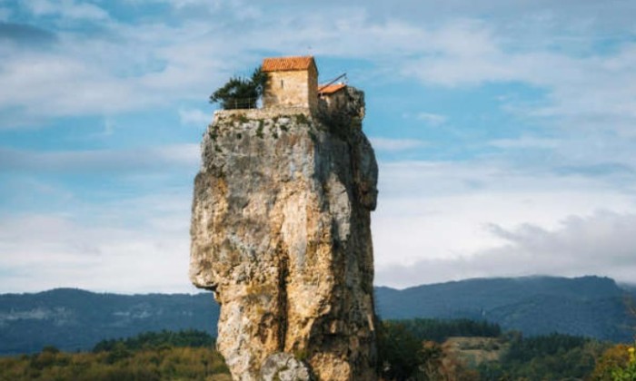 Cliquez pour agrandir la photo Puzzle Piton de Katchkhi  Georgie - Paysages & Fleurs - Absolu Puzzle