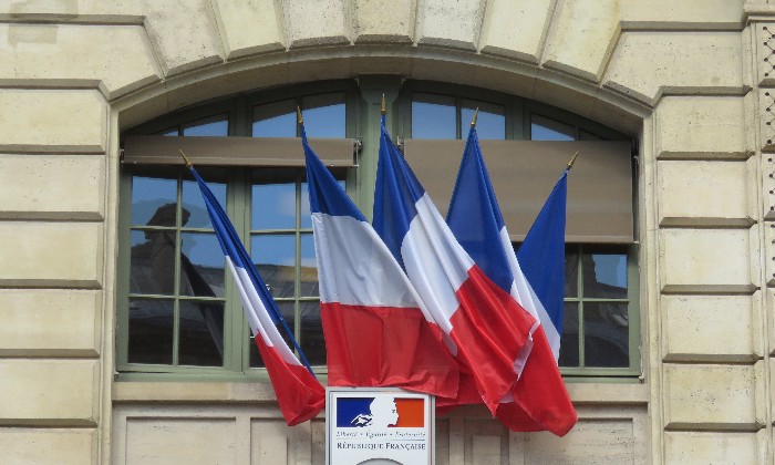 Puzzle Au fronton d'une mairie