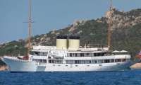 Puzzle yacht à l'ancrage en Corse
