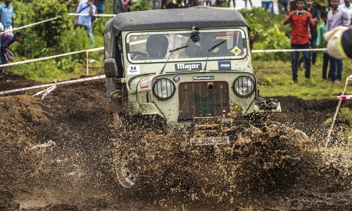 Puzzle Un 4X4 en pleine action - Véhicules & Transports - Absolu Puzzle