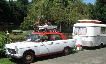 Puzzle 14402 - Peugeot 404 et sa caravane