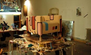 14651 | Atelier d'artiste - Commande de customisation d'un fauteuil de la marque Italienne Natuzzi en cours d'exécution dans l'atelier de l'artiste.