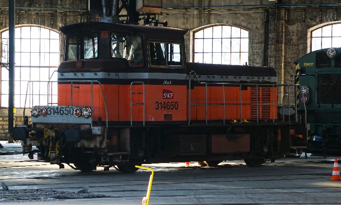 Puzzle Locotracteur dans la catégorie Véhicules & Transports Locotracteur de manœuvre remisé dans la rotonde de la gare de Chambéry