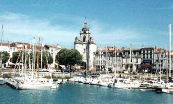 56 | La Rochelle - Port de la Rochelle, en arrière-plan, on peut voir la Vieille Horloge.