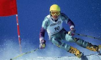 57 | Ski - Un skieur en plein slalom