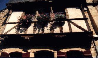 puzzle Maison normande, Fleurs au balcon et colombages de rigueur...en cette région 