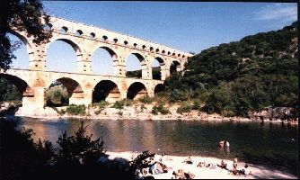 puzzle Pont du Gard, Au pied du pont