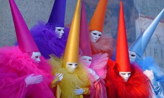 puzzle Venise - Masques 2, Carnaval : masques blancs, costumes multicolores...