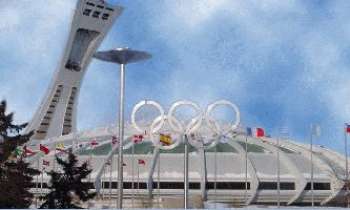 243 | JO de Montréal - Le parc olympique affiche les cinq anneaux