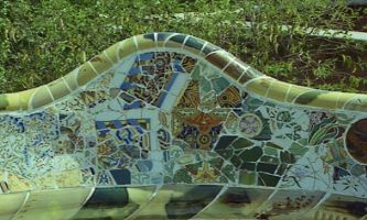 puzzle Banc céramique, Banc décoré de céramique, dans le parc conçu par l'architecte Gaudi, à Barcelone (Espagne)