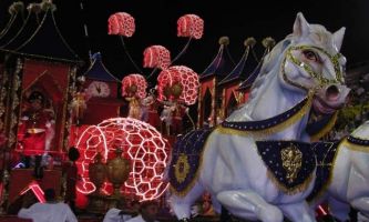 puzzle RIO carrosse, Carnaval Rio : carrosse conduit par un cheval blanc...