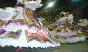 puzzle RIO samba & rubans, Carnaval RIO : robes enrubannées...à faire tourner les têtes