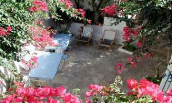 454 | Jardin Grec - Vue plongeante sur un jardin grec...