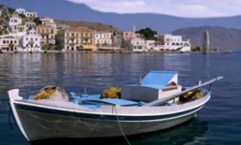 537 | Barque en Méditerranée - Sûr, ce n'est pas un 25 mètres...mais que de charme !