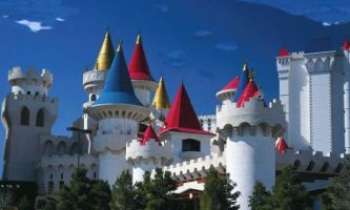 557 | Disney Castle - A la nuit tombée...tous les caractères de Disney doivent être au château !