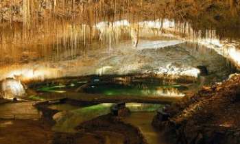 663 | Grotte - Salle d'entrée de la grotte de Chorange, un rideau soyeux de stalactites...