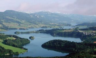 puzzle Lac de Gruyères, Dans le Canton de Fribourg, en Suisse...