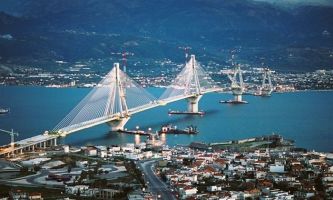 puzzle Rion-Antirion, Le plus récent des ponts à haubans, sur le point d'être achevé...en Grèce sur la pointe de Corinthe - 2883m de portée, un record mondial.