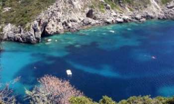 822 | Paliokastritsa - Le décor naturel de ce petit port en fait un des endroits les plus plaisants de l'île de Corfou (Grèce)