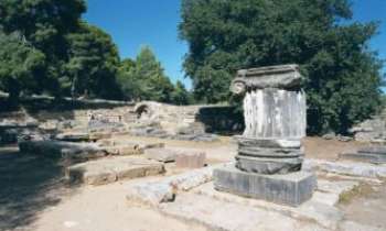 823 | Olympia - Grèce - Olympia, l'Altis conduisant au stade par le passage voûté sur la gauche - 350 av J.C.