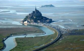puzzle Mont St-Michel, Un des lieux menacés de la Planète...mais aussi un des plus visités du monde entier...