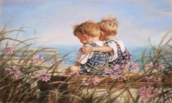 939 | Étreintes du coeur - Deux enfants étant assis l'un à côté de l'autre sur une plage regardant la mer.