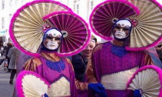 puzzle Carnaval de Venise, Le but du carnaval est atteint : ces splendides personnages jumeaux aux étonnants costumes et masques peints...ne risquent pas d'être reconnus : homme ? femme ? ...ne cherchez pas la réponse...jouez "incognito" avec eux.